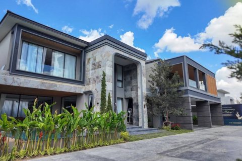 Villa in Bang Lamung, Thailand 5 bedrooms № 162431 - photo 2