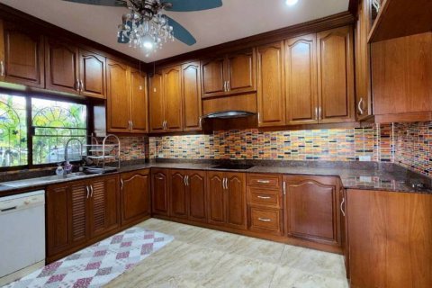 House in Pattaya, Thailand 5 bedrooms № 162429 - photo 5