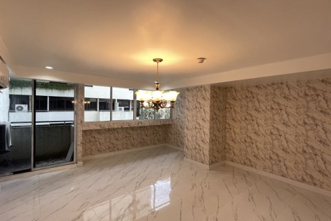 Condo in Watthana, Bangkok, Thailand, 4 bedrooms  № 201060 - photo 2