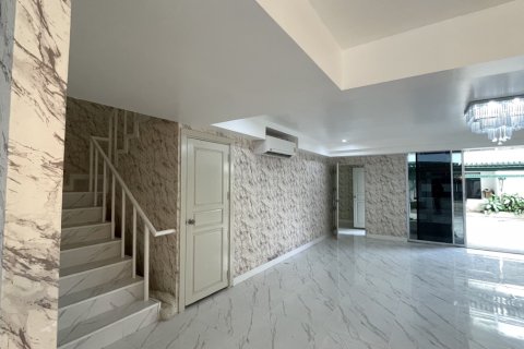 Condo in Watthana, Bangkok, Thailand, 4 bedrooms  № 201060 - photo 14