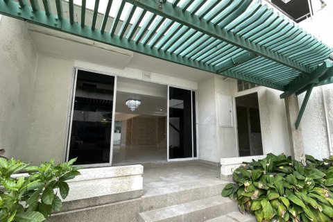 Condo in Watthana, Bangkok, Thailand, 4 bedrooms  № 201060 - photo 10