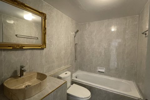 Condo in Watthana, Bangkok, Thailand, 4 bedrooms  № 201060 - photo 17