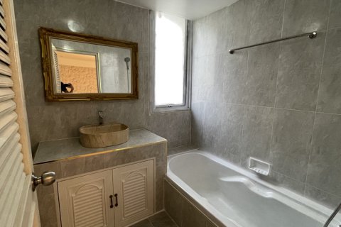 Condo in Watthana, Bangkok, Thailand, 4 bedrooms  № 201060 - photo 15