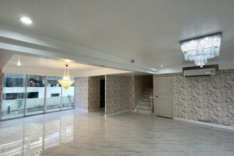 Condo in Watthana, Bangkok, Thailand, 4 bedrooms  № 201060 - photo 5
