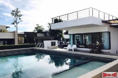 Villa on Jomtien Beach, Pattaya, Thailand 3 bedrooms № 193520 - photo 1