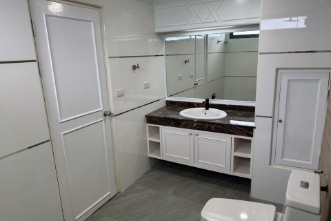 Кондоминиум с 3 спальнями в Ваттхане, Бангкок, Таиланд № 151641 - фото 11