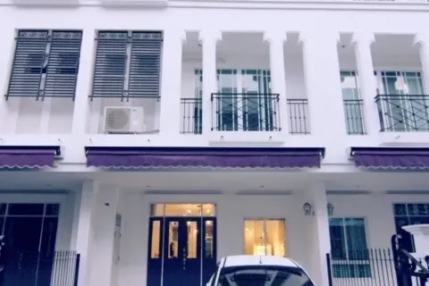 Таунхаус в Пхракханонге, Бангкок, Таиланд с 4 спальнями № 154488 - фото 1