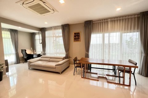 Villa à Bang Kaeo, Thaïlande 4 chambres № 133756 - photo 1