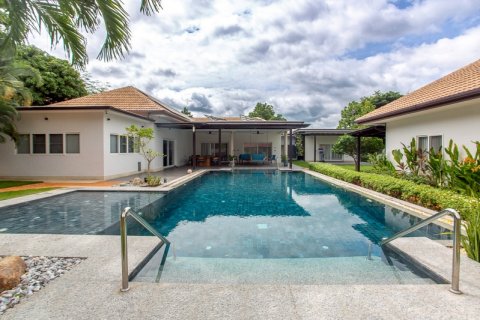 Villa in Hua Hin, Thailand 5 bedrooms № 168319 - photo 2