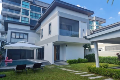 House in Pattaya, Thailand 4 bedrooms № 164044