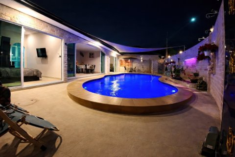 House in Pattaya, Thailand 4 bedrooms № 164043 - photo 4