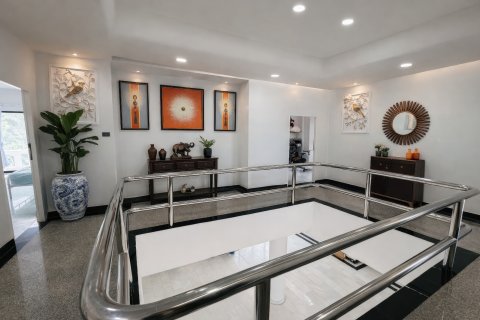 Villa in Pattaya, Thailand 8 bedrooms № 164045 - photo 13
