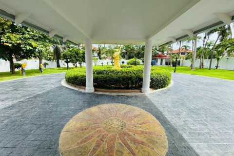 Villa in Pattaya, Thailand 8 bedrooms № 164045 - photo 5