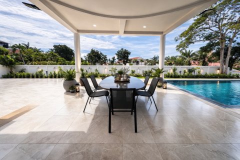 Villa in Pattaya, Thailand 8 bedrooms № 164045 - photo 4