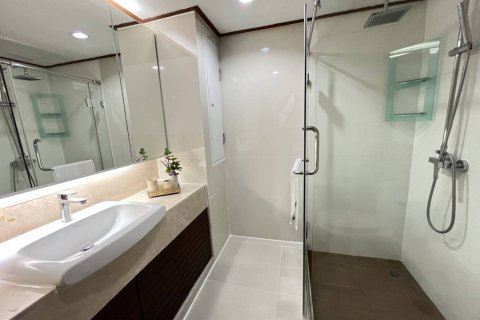 Condo in Bangkok, Thailand, 2 bedrooms  № 181194 - photo 13