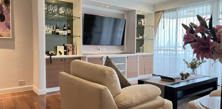 Condo in Bangkok, Thailand, 2 bedrooms  № 181194