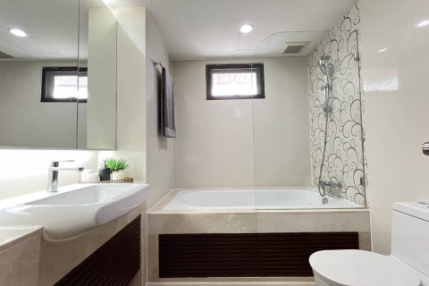 Condo in Bangkok, Thailand, 2 bedrooms  № 181194 - photo 10