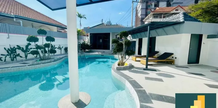 Casa de 6 dormitorios en Pattaya, Tailandia № 211463
