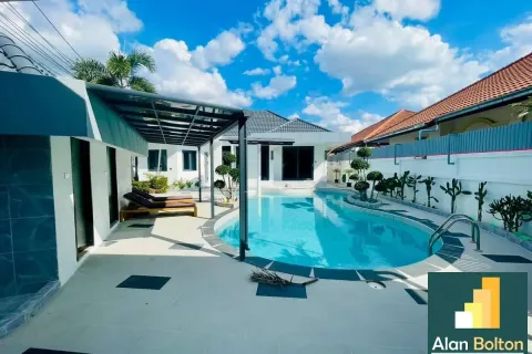 Casa de 6 dormitorios en Pattaya, Tailandia № 211463 - foto 6