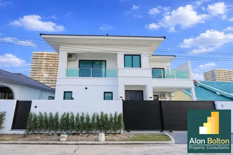 Casa de 5 dormitorios en Jomtien Beach, Pattaya, Tailandia № 211467 - foto 2