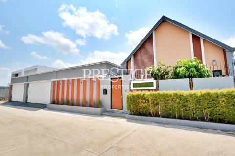 House in Pattaya, Thailand 5 bedrooms № 198461