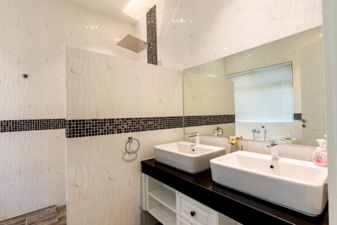Villa in Hua Hin, Thailand 3 bedrooms № 175600 - photo 17