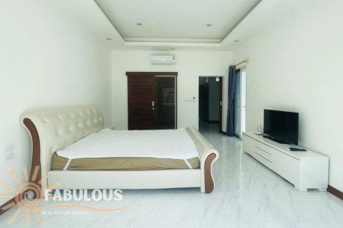 Villa in Chalong, Thailand 4 bedrooms № 179833 - photo 25