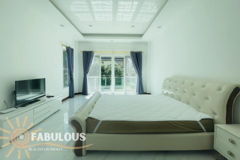 Villa in Chalong, Thailand 4 bedrooms № 179833 - photo 2