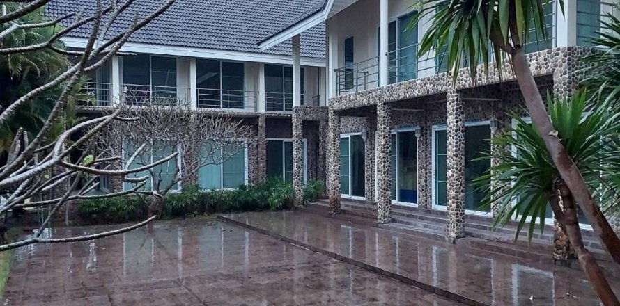 Villa in Chiang Rai, Thailand 6 bedrooms № 156426