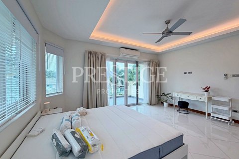 House in Pattaya, Thailand 4 bedrooms № 209903 - photo 17