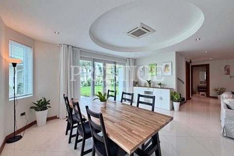 House in Pattaya, Thailand 4 bedrooms № 209903 - photo 6