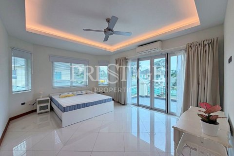 House in Pattaya, Thailand 4 bedrooms № 209903 - photo 15