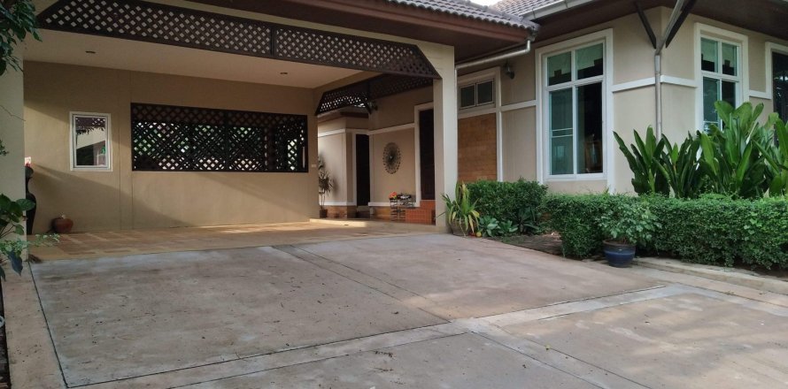 House in Pattaya, Thailand 4 bedrooms № 157469