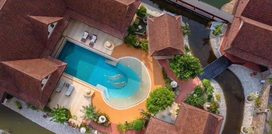 House in Pattaya, Thailand 5 bedrooms № 157466