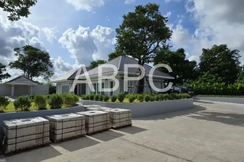 Casa de 6 dormitorios en Pattaya, Tailandia № 212027 - foto 14