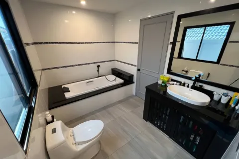 House in Pattaya, Thailand 3 bedrooms № 160245 - photo 18