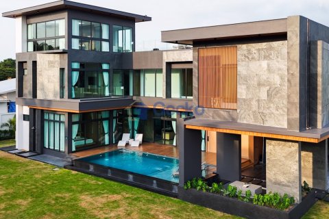 House in Pattaya, Thailand 5 bedrooms № 196435 - photo 2