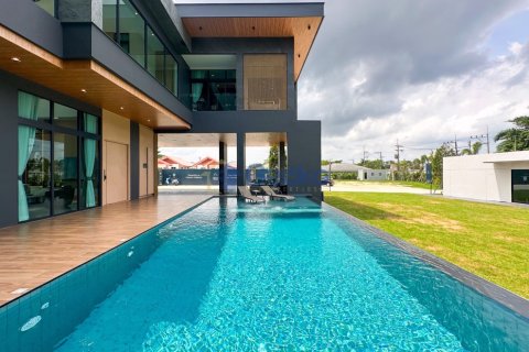 House in Pattaya, Thailand 5 bedrooms № 196435 - photo 4
