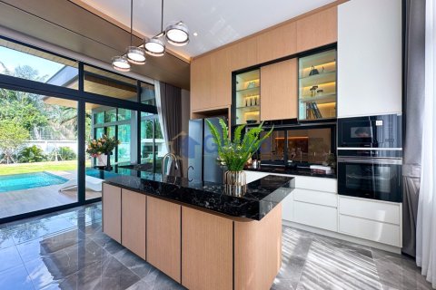 House in Pattaya, Thailand 5 bedrooms № 196435 - photo 11