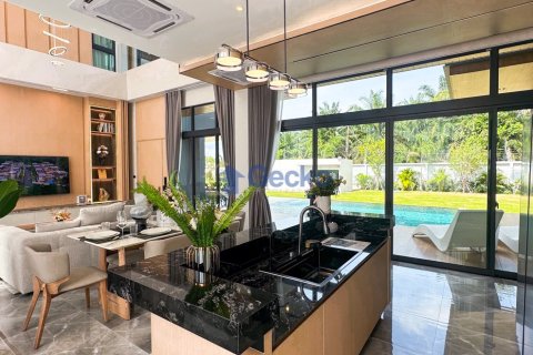 House in Pattaya, Thailand 5 bedrooms № 196435 - photo 14