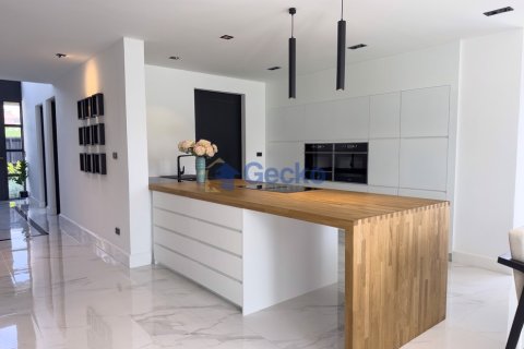 House in Pattaya, Thailand 5 bedrooms № 196433 - photo 21