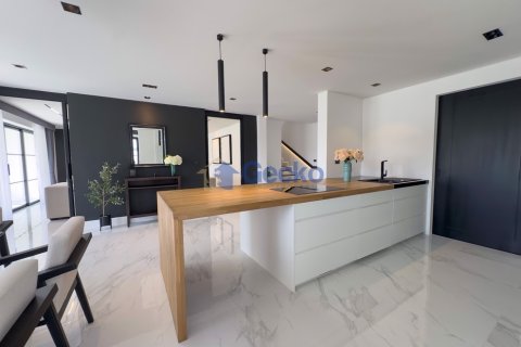 House in Pattaya, Thailand 5 bedrooms № 196433 - photo 24