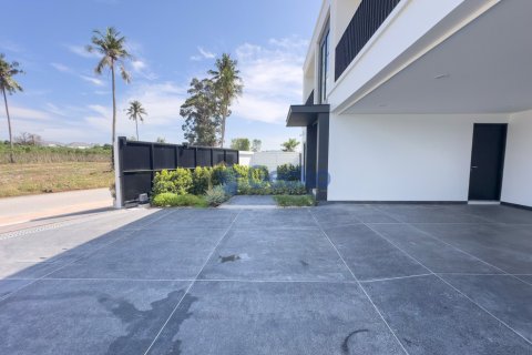 House in Pattaya, Thailand 5 bedrooms № 196433 - photo 2