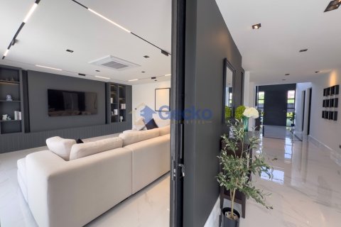 House in Pattaya, Thailand 5 bedrooms № 196433 - photo 13