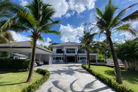 House in Chiang Mai, Thailand 5 bedrooms № 160085