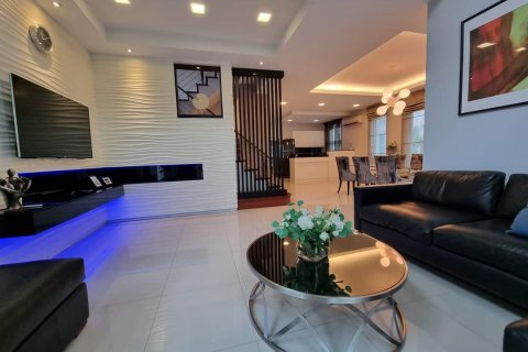 Кондоминиум с 5 спальнями в Чатучаке, Бангкок, Таиланд № 133956 - фото 1