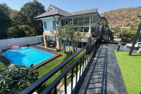 Villa in Hua Hin, Thailand 4 bedrooms № 140079 - photo 1