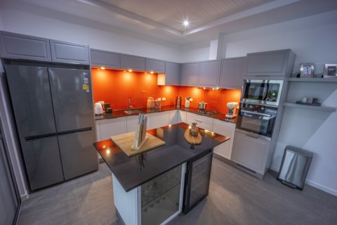 Villa in Hua Hin, Thailand 5 bedrooms № 168722 - photo 1