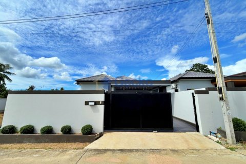 House in Pattaya, Thailand 3 bedrooms № 199588 - photo 4