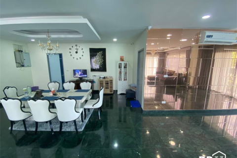 House in Bangkok, Thailand 5 bedrooms № 189252